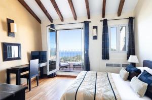 Santa-Reparata-di-BalagnaCASA SANTA MARIA的一间卧室配有一张床、一张书桌和一个窗户。