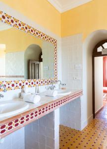 Santa-Reparata-di-BalagnaCASA SANTA MARIA的一间带两个盥洗盆和大镜子的浴室
