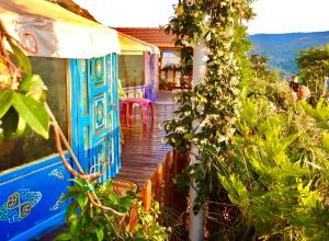 加藤德雷Exclusive Nirvana yurts Glamping的通往门廊的木道房屋