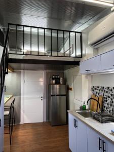 斯代博克צימראוון בחוות זית המדבר的厨房配有白色橱柜和不锈钢冰箱