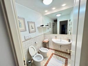贝加莫[Art of Bergamo] Luxury & design house的一间带卫生间和水槽的浴室