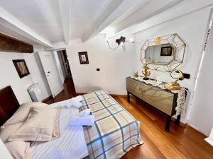 贝加莫[Art of Bergamo] Luxury & design house的一间卧室配有一张床、梳妆台和镜子