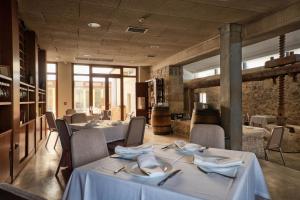 阿尔的伊索Hotel La Vida Spa的一间设有白色桌椅的用餐室