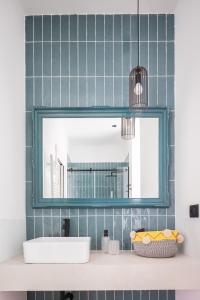 巴勒莫Vossia Luxury Rooms & Sicilian Living的一间带镜子和水槽的浴室