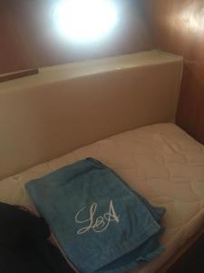 热那亚Barca americana old style refittata的床上有蓝色毛巾