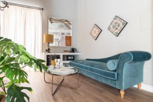 巴勒莫Vossia Luxury Rooms & Sicilian Living的客厅配有蓝色的沙发和桌子