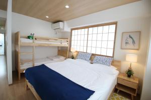 东京Uhome Suido Apartment SD的一间卧室设有一张大床和一个窗户。