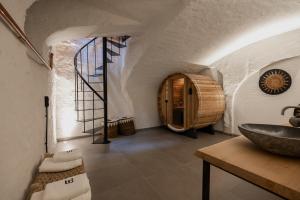 安特卫普BTFL Living Antwerp的一间带盥洗盆的浴室和楼梯(位于客房内)