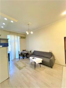 M Estate. 2 Room Home in Targovu的休息区