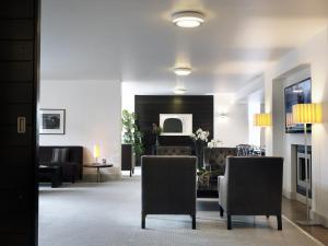 都柏林柯罗科公园酒店的一个带两把椅子的大堂和一间客厅
