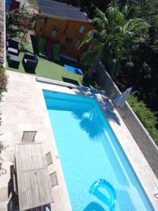 帕特里莫尼奥Casa di legnu ,charmant chalet avec piscine的一个带蓝色游泳池的游泳池