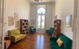 孔迪镇HI Vila do Conde - Pousada de Juventude的客厅配有两把椅子和一张沙发
