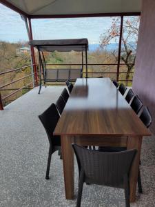 Vaniguest house TSVARA的美景阳台配有桌椅