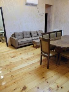 Vaniguest house TSVARA的客厅配有沙发和桌子