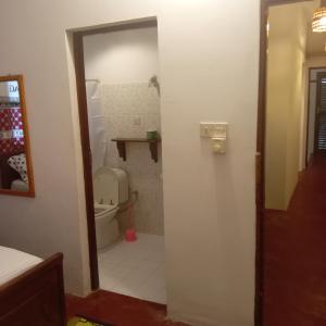 南威卡洛塔民宿的一间带卫生间和镜子的浴室