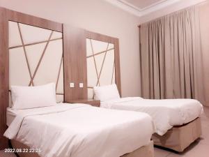 艾卜哈جولدن أبها المضياف的酒店客房带两张床和两个窗户