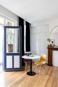尼乌波特Blauwe Huis B&B的一间带桌子和黄色椅子的用餐室