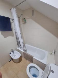 穆尔西亚Condado De Alhama Golf Resort 2 Bedroom Apartment Jardine 13的浴室配有白色卫生间和盥洗盆。