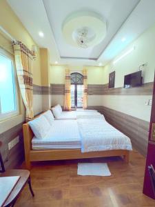 波来古市Hà Anh Hotel的一间卧室,卧室内配有一张大床