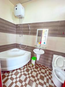 波来古市Hà Anh Hotel的带浴缸、卫生间和盥洗盆的浴室
