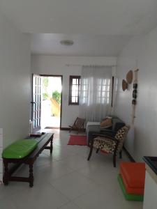 萨尔瓦多Casa em Village com piscina e perto da praia的客厅配有沙发和桌子