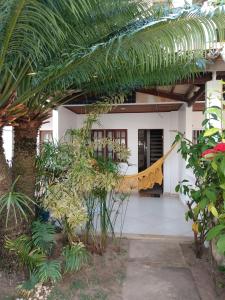 萨尔瓦多Casa em Village com piscina e perto da praia的房屋前方设有吊床
