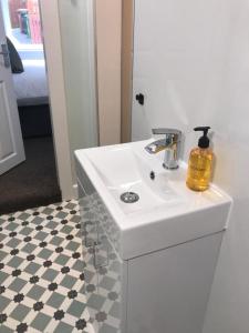 邓布兰1Bed Golfhill Cottage的浴室设有白色水槽和镜子