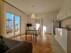 杜埃Apartments by the sea Duce, Omis - 2821的厨房以及带桌椅的用餐室。