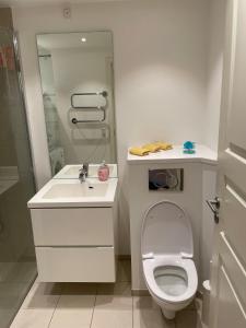 哥本哈根CPH Lux Apartments KH的白色的浴室设有卫生间和水槽。