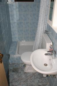 苏提万Double Room Sutivan 2943a的浴室配有盥洗盆、卫生间和浴缸。