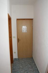 苏提万Double Room Sutivan 2943a的走廊的木门