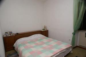 苏提万Apartments by the sea Sutivan, Brac - 2946的小卧室配有一张带 ⁇ 子毯子的床