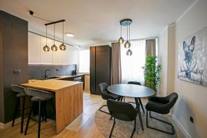 萨格勒布NEW!! High end 2bd modern apartment in Novi Zagreb的一间厨房,里面配有桌椅