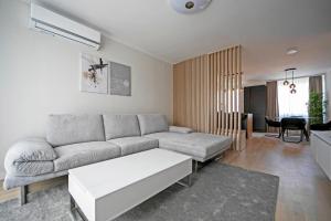 萨格勒布NEW!! High end 2bd modern apartment in Novi Zagreb的客厅配有沙发和桌子