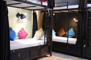 焦特布尔Sant Kripa Backpackers Hostel的客房内的两张双层床