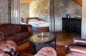 维尼察Vinica Castle的带沙发、桌子和床的客厅