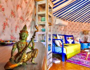 加藤德雷Exclusive Nirvana yurts Glamping的客厅配有玩吉他玩的娃娃