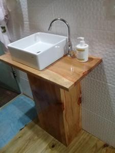 乌鲁比西Chalés Snow的浴室内木制柜台上的白色水槽