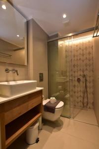 帕琉乔拉Mediterranean Dream的一间带水槽、卫生间和淋浴的浴室