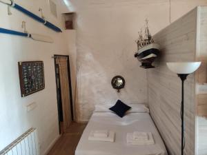 兰卡Casa de pescadores的小房间,配有床和灯