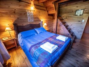 拉安戈斯图拉镇Hosteria Pichi Rincon的小木屋内一间卧室,配有一张床