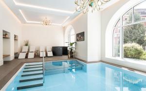 奥蒂塞伊阿姆斯塞特奈克经典酒店的一个带吊灯的客厅内的游泳池