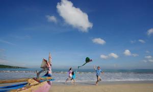 金巴兰巴厘岛洲际度假酒店的一群在海滩上飞风筝的人