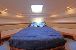 里斯本Private yacht, we love our guests的船中间的床