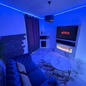 奥贝维利埃Le BLUE的带沙发和壁炉的客厅