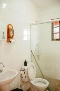 西波山Chacara com Piscina e Lazer em Curral Queimado MG的白色的浴室设有卫生间和水槽。