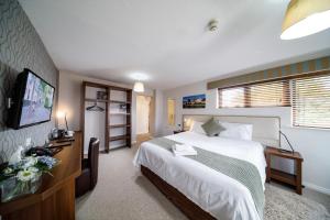 蒂斯河畔斯托克顿艾比菲尔德小屋旅馆的一间卧室配有一张床和一台平面电视