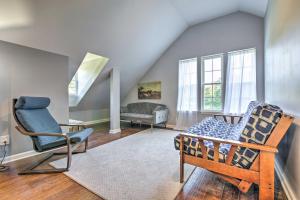Peaceful Kansas Cottage with Wraparound Deck!的客厅配有两把椅子和一张沙发