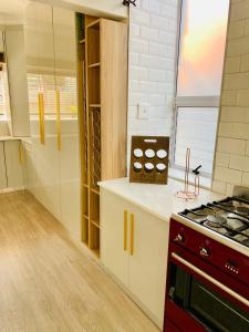 德班Bella Lux Villa的厨房配有白色橱柜和炉灶烤箱。