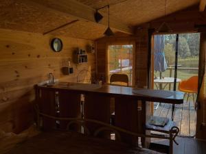 克拉斯拉瓦Starp debesīm un zemi的小木屋内的厨房设有大岛